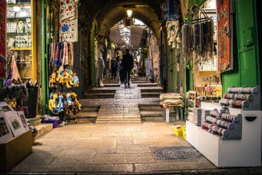 Kudüs, İsrail 20 Aralık 2023 Eski Kudüs şehrinin sokaklarında yürüyen insanlar, İsrail ve Hamas arasındaki savaşın başlangıcından bu yana, kentte artık turistler yok..