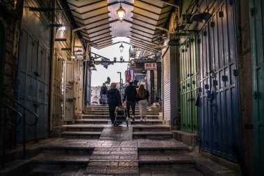 Kudüs, İsrail 20 Aralık 2023 Eski Kudüs şehrinin sokaklarında yürüyen insanlar, İsrail ve Hamas arasındaki savaşın başlangıcından bu yana, kentte artık turistler yok..