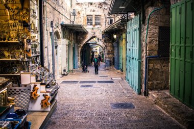 Kudüs, İsrail 20 Aralık 2023 Eski Kudüs şehrinin sokaklarında yürüyen insanlar, İsrail ve Hamas arasındaki savaşın başlangıcından bu yana, kentte artık turistler yok..