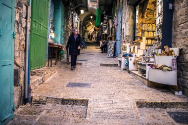 Kudüs, İsrail 20 Aralık 2023 Eski Kudüs şehrinin sokaklarında yürüyen insanlar, İsrail ve Hamas arasındaki savaşın başlangıcından bu yana, kentte artık turistler yok..