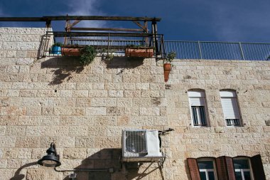 Kudüs, İsrail 20 Aralık 2023 Eski Kudüs 'ün Yahudi mahallesinin sokakları. Yahudiler Kudüs 'ün eski şehrinin bu yerleşim bölgesinde yaşıyor.