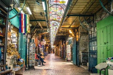 Kudüs, İsrail 20 Aralık 2023 Eski Kudüs 'ün sokakları boş, mağazaların çoğu kapalı ve İsrail ile Hamas arasındaki savaşın başlangıcından beri turistler yok.