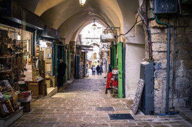 Kudüs, İsrail 20 Aralık 2023 Eski Kudüs 'ün sokakları boş, mağazaların çoğu kapalı ve İsrail ile Hamas arasındaki savaşın başlangıcından beri turistler yok.