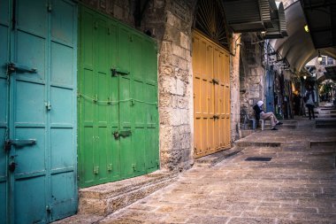 Kudüs, İsrail 20 Aralık 2023 Eski Kudüs 'ün sokakları boş, mağazaların çoğu kapalı ve İsrail ile Hamas arasındaki savaşın başlangıcından beri turistler yok.