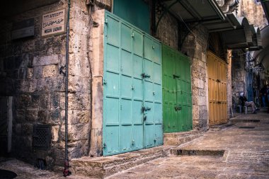 Kudüs, İsrail 20 Aralık 2023 Eski Kudüs 'ün sokakları boş, mağazaların çoğu kapalı ve İsrail ile Hamas arasındaki savaşın başlangıcından beri turistler yok.