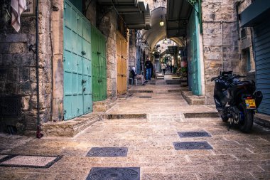 Kudüs, İsrail 20 Aralık 2023 Eski Kudüs 'ün sokakları boş, mağazaların çoğu kapalı ve İsrail ile Hamas arasındaki savaşın başlangıcından beri turistler yok.