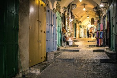 Kudüs, İsrail 20 Aralık 2023 Eski Kudüs 'ün sokakları boş, mağazaların çoğu kapalı ve İsrail ile Hamas arasındaki savaşın başlangıcından beri turistler yok.