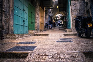 Kudüs, İsrail 20 Aralık 2023 Eski Kudüs 'ün sokakları boş, mağazaların çoğu kapalı ve İsrail ile Hamas arasındaki savaşın başlangıcından beri turistler yok.