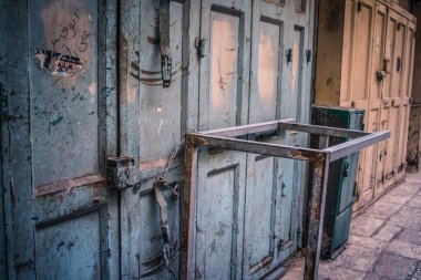 Kudüs, İsrail 20 Aralık 2023 Eski Kudüs 'ün sokakları boş, mağazaların çoğu kapalı ve İsrail ile Hamas arasındaki savaşın başlangıcından beri turistler yok.