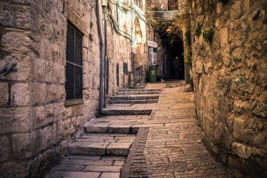 Kudüs, İsrail 20 Aralık 2023 Eski Kudüs 'ün sokakları boş, mağazaların çoğu kapalı ve İsrail ile Hamas arasındaki savaşın başlangıcından beri turistler yok.