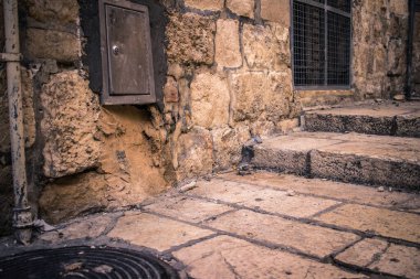 Kudüs, İsrail 20 Aralık 2023 Eski Kudüs 'ün sokakları boş, mağazaların çoğu kapalı ve İsrail ile Hamas arasındaki savaşın başlangıcından beri turistler yok.