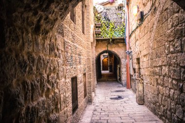 Kudüs, İsrail 20 Aralık 2023 Eski Kudüs 'ün sokakları boş, mağazaların çoğu kapalı ve İsrail ile Hamas arasındaki savaşın başlangıcından beri turistler yok.