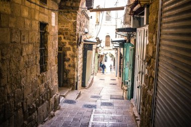 Kudüs, İsrail 20 Aralık 2023 Eski Kudüs 'ün sokakları boş, mağazaların çoğu kapalı ve İsrail ile Hamas arasındaki savaşın başlangıcından beri turistler yok.