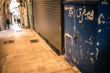 Kudüs, İsrail 20 Aralık 2023 Eski Kudüs 'ün sokakları boş, mağazaların çoğu kapalı ve İsrail ile Hamas arasındaki savaşın başlangıcından beri turistler yok.