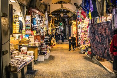 Kudüs, İsrail 20 Aralık 2023 Eski Kudüs 'ün sokakları boş, mağazaların çoğu kapalı ve İsrail ile Hamas arasındaki savaşın başlangıcından beri turistler yok.