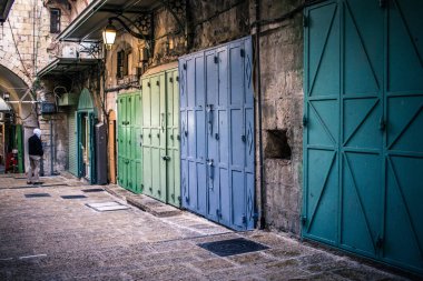Kudüs, İsrail 20 Aralık 2023 Eski Kudüs 'ün sokakları boş, mağazaların çoğu kapalı ve İsrail ile Hamas arasındaki savaşın başlangıcından beri turistler yok.