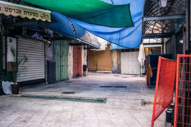 Kudüs, İsrail 20 Aralık 2023 Eski Kudüs 'ün sokakları boş, mağazaların çoğu kapalı ve İsrail ile Hamas arasındaki savaşın başlangıcından beri turistler yok.