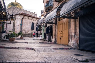 Kudüs, İsrail 20 Aralık 2023 Eski Kudüs 'ün sokakları boş, mağazaların çoğu kapalı ve İsrail ile Hamas arasındaki savaşın başlangıcından beri turistler yok.