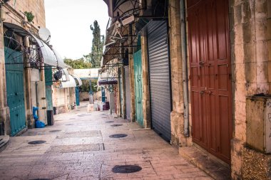 Kudüs, İsrail 20 Aralık 2023 Eski Kudüs 'ün sokakları boş, mağazaların çoğu kapalı ve İsrail ile Hamas arasındaki savaşın başlangıcından beri turistler yok.