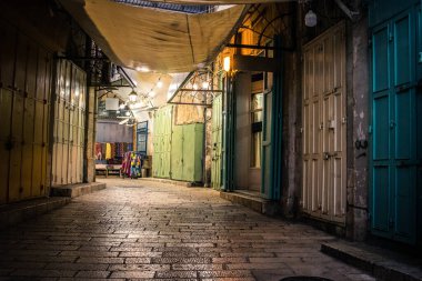 Kudüs, İsrail 20 Aralık 2023 Eski Kudüs 'ün sokakları boş, mağazaların çoğu kapalı ve İsrail ile Hamas arasındaki savaşın başlangıcından beri turistler yok.