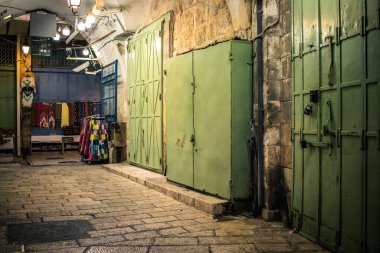 Kudüs, İsrail 20 Aralık 2023 Eski Kudüs 'ün sokakları boş, mağazaların çoğu kapalı ve İsrail ile Hamas arasındaki savaşın başlangıcından beri turistler yok.