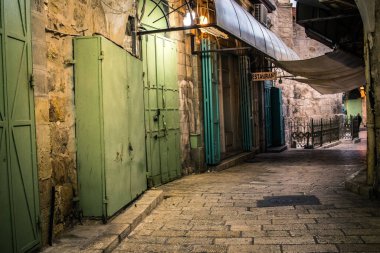 Kudüs, İsrail 20 Aralık 2023 Eski Kudüs 'ün sokakları boş, mağazaların çoğu kapalı ve İsrail ile Hamas arasındaki savaşın başlangıcından beri turistler yok.