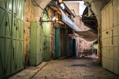 Kudüs, İsrail 20 Aralık 2023 Eski Kudüs 'ün sokakları boş, mağazaların çoğu kapalı ve İsrail ile Hamas arasındaki savaşın başlangıcından beri turistler yok.