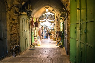 Kudüs, İsrail 20 Aralık 2023 Eski Kudüs 'ün sokakları boş, mağazaların çoğu kapalı ve İsrail ile Hamas arasındaki savaşın başlangıcından beri turistler yok.