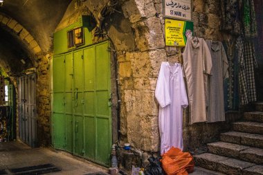 Kudüs, İsrail 20 Aralık 2023 Eski Kudüs 'ün sokakları boş, mağazaların çoğu kapalı ve İsrail ile Hamas arasındaki savaşın başlangıcından beri turistler yok.