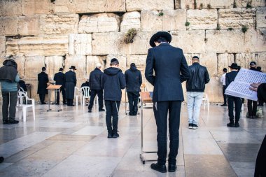 Dünyanın dört bir yanından Yahudiler Batı Duvarı 'na dua etmeye geliyor. İsrail Hamas 'la savaşta olmasına rağmen insanlar Kotel' e gelmeye devam ediyor. Kudüs alarmda ve birçok silahlı kuvvetler kutsal yerleri koruyor.,