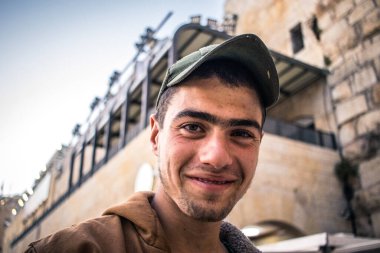 Dünyanın dört bir yanından Yahudiler Batı Duvarı 'na dua etmeye geliyor. İsrail Hamas 'la savaşta olmasına rağmen insanlar Kotel' e gelmeye devam ediyor. Kudüs alarmda ve birçok silahlı kuvvetler kutsal yerleri koruyor.,