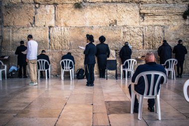 Dünyanın dört bir yanından Yahudiler Batı Duvarı 'na dua etmeye geliyor. İsrail Hamas 'la savaşta olmasına rağmen insanlar Kotel' e gelmeye devam ediyor. Kudüs alarmda ve birçok silahlı kuvvetler kutsal yerleri koruyor.,