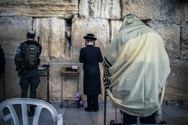 Dünyanın dört bir yanından Yahudiler Batı Duvarı 'na dua etmeye geliyor. İsrail Hamas 'la savaşta olmasına rağmen insanlar Kotel' e gelmeye devam ediyor. Kudüs alarmda ve birçok silahlı kuvvetler kutsal yerleri koruyor.,