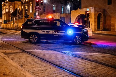 Kudüs, İsrail - 21 Aralık 2023 Maccabees, polis Kudüs 'ün Müslüman Mahallesi yakınlarındaki bir grup genç İsrailli aşırı milliyetçi arasında yaşanan bir tartışma sırasında müdahale etti.