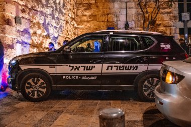 Kudüs, İsrail - 21 Aralık 2023 Maccabees, polis Kudüs 'ün Müslüman Mahallesi yakınlarındaki bir grup genç İsrailli aşırı milliyetçi arasında yaşanan bir tartışma sırasında müdahale etti.