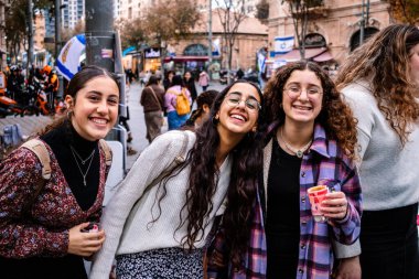 Kudüs, İsrail - 21 Aralık 2023 Kudüs 'teki Jaffa Caddesi' ndeki yardım derneği için bağış isteyen iki genç İsrailli gönüllünün portresi