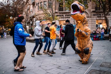 Kudüs, İsrail - 21 Aralık 2023 Genç İsrailli gönüllüler Kudüs 'teki Jaffa caddesinde bir yardım derneği için dans gösterisi düzenliyorlar.