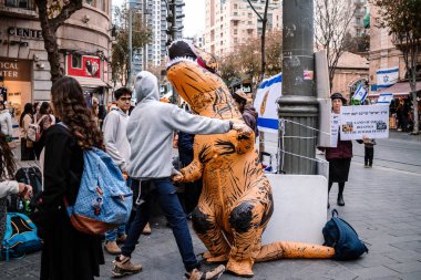 Kudüs, İsrail - 21 Aralık 2023 Genç İsrailli gönüllüler, Kudüs 'teki Jaffa Caddesi' ndeki bir yardım derneği için düzenlenen gösteriye katıldılar.