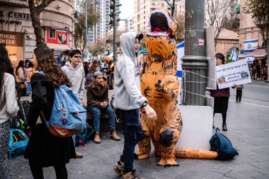 Kudüs, İsrail - 21 Aralık 2023 Genç İsrailli gönüllüler, Kudüs 'teki Jaffa Caddesi' ndeki bir yardım derneği için düzenlenen gösteriye katıldılar.