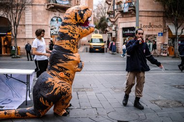 Kudüs, İsrail - 21 Aralık 2023 Genç İsrailli gönüllüler, Kudüs 'teki Jaffa Caddesi' ndeki bir yardım derneği için düzenlenen gösteriye katıldılar.