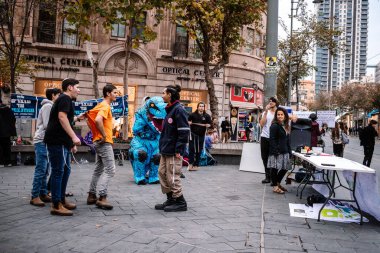 Kudüs, İsrail - 21 Aralık 2023 Genç İsrailli gönüllüler, Kudüs 'teki Jaffa Caddesi' ndeki bir yardım derneği için düzenlenen gösteriye katıldılar.