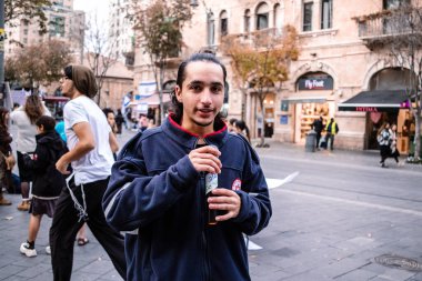 Kudüs, İsrail - 21 Aralık 2023 Genç İsrailli gönüllüler, Kudüs 'teki Jaffa Caddesi' ndeki bir yardım derneği için düzenlenen gösteriye katıldılar.