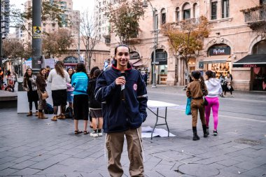 Kudüs, İsrail - 21 Aralık 2023 Genç İsrailli gönüllüler, Kudüs 'teki Jaffa Caddesi' ndeki bir yardım derneği için düzenlenen gösteriye katıldılar.