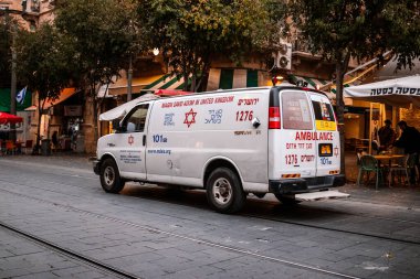 Kudüs, İsrail - 22 Aralık 2023 Modern elektrikli tramvay İsrail 'de Kudüs sokaklarında ilerliyor.