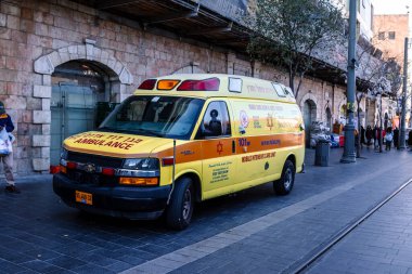 Kudüs, İsrail - 22 Aralık 2023 Modern elektrikli tramvay İsrail 'de Kudüs sokaklarında ilerliyor.