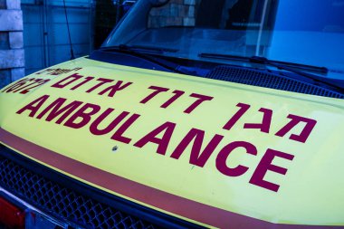 Kudüs, İsrail - 22 Aralık 2023 Modern elektrikli tramvay İsrail 'de Kudüs sokaklarında ilerliyor.