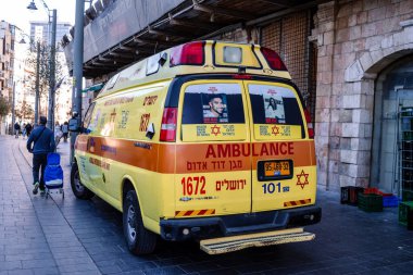 Kudüs, İsrail - 22 Aralık 2023 Modern elektrikli tramvay İsrail 'de Kudüs sokaklarında ilerliyor.