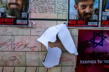 Kudüs, İsrail - 22 Aralık 2023 Kudüs 'te Arap Müslümanlar 7 Ekim 2023' teki terörist saldırı sırasında Hamas tarafından kaçırılan rehinelerin yüzlerinin posterlerini yırttı