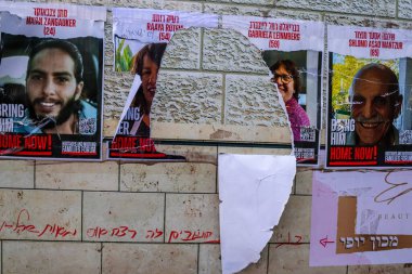 Kudüs, İsrail - 22 Aralık 2023 Kudüs 'te Arap Müslümanlar 7 Ekim 2023' teki terörist saldırı sırasında Hamas tarafından kaçırılan rehinelerin yüzlerinin posterlerini yırttı