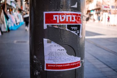 Kudüs, İsrail - 22 Aralık 2023 Kudüs 'te Arap Müslümanlar 7 Ekim 2023' teki terörist saldırı sırasında Hamas tarafından kaçırılan rehinelerin yüzlerinin posterlerini yırttı